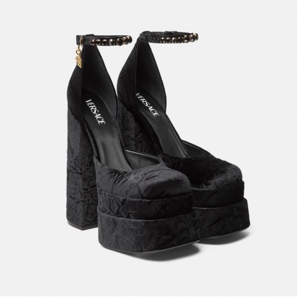 New! VERSACE Logo Medusa Charm Aevitas Embellished Crushed Velvet Platform Pumps - Picture 3 of 14